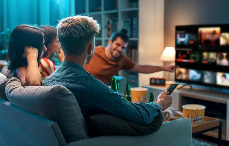 Friends watching IPTV 4K on a Smart TV